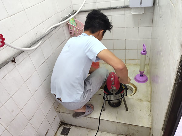 大通管道堵塞冒臭气 专业师傅现场解决问题