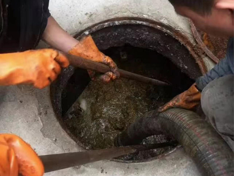 大通清理化粪池时如何避免沼气的危害？